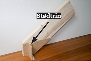 Byg selv trappe: Stødtrinnet skrues på listerne forfra Byg selv trappe: Stødtrinnet skrues på listerne forfra